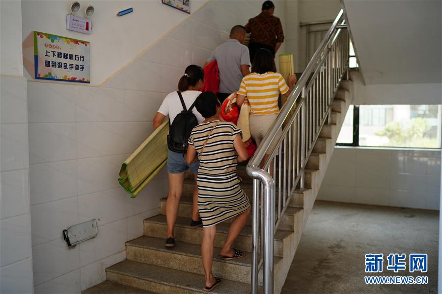 （在習(xí)近平新時(shí)代中國(guó)特色社會(huì)主義思想指引下&mdash;&mdash;新時(shí)代新作為新篇章&middot;習(xí)近平總書(shū)記關(guān)切事&middot;圖文互動(dòng)）（6）遮風(fēng)雨 送安穩(wěn)&mdash;&mdash;受災(zāi)群眾轉(zhuǎn)移安置中的暖心故事