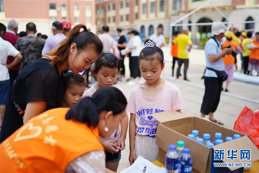 （在習(xí)近平新時(shí)代中國(guó)特色社會(huì)主義思想指引下&mdash;&mdash;新時(shí)代新作為新篇章&middot;習(xí)近平總書(shū)記關(guān)切事&middot;圖文互動(dòng)）（7）遮風(fēng)雨 送安穩(wěn)&mdash;&mdash;受災(zāi)群眾轉(zhuǎn)移安置中的暖心故事