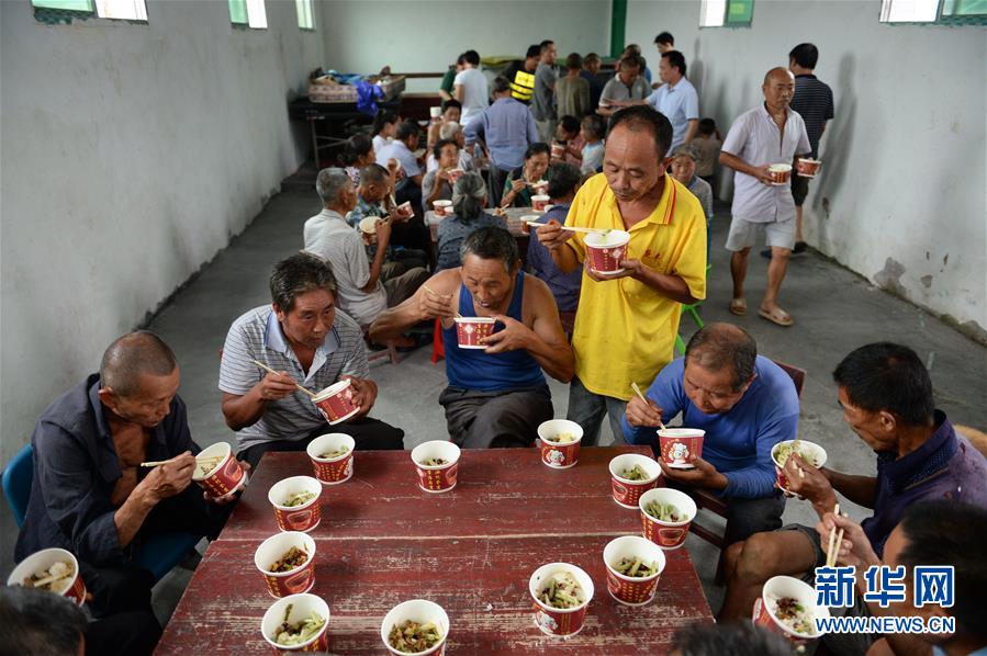 （在習(xí)近平新時(shí)代中國(guó)特色社會(huì)主義思想指引下&mdash;&mdash;新時(shí)代新作為新篇章&middot;習(xí)近平總書(shū)記關(guān)切事&middot;圖文互動(dòng)）（9）遮風(fēng)雨 送安穩(wěn)&mdash;&mdash;受災(zāi)群眾轉(zhuǎn)移安置中的暖心故事