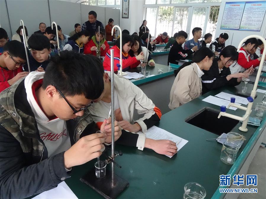 （新華全媒頭條&middot;圖文互動）（5）&ldquo;美麗的中國夢屬于你們&rdquo;&mdash;&mdash;以習(xí)近平同志為核心的黨中央關(guān)心少年兒童工作紀(jì)實(shí)