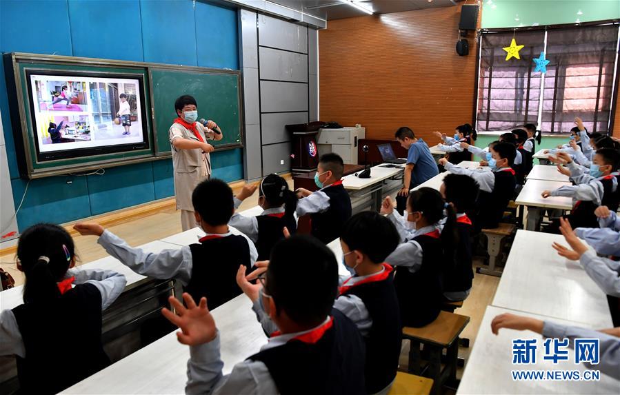 （新華全媒頭條&middot;圖文互動）（18）&ldquo;美麗的中國夢屬于你們&rdquo;&mdash;&mdash;以習(xí)近平同志為核心的黨中央關(guān)心少年兒童工作紀(jì)實(shí)