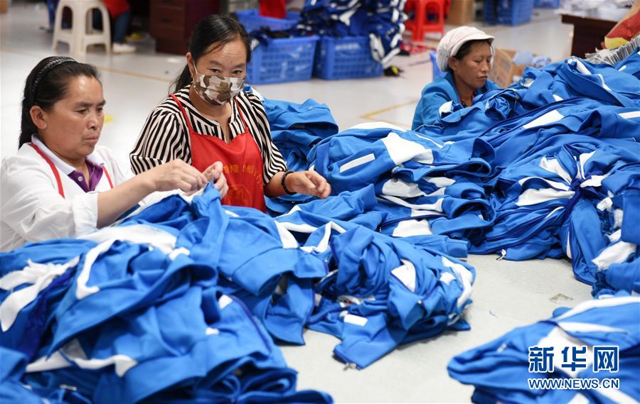 （新華全媒頭條&middot;走向我們的小康生活&middot;圖文互動(dòng)）（7）三幅&ldquo;圖鑒&rdquo;說變遷&mdash;&mdash;貴州&ldquo;穿越時(shí)空&rdquo;的脫貧印記