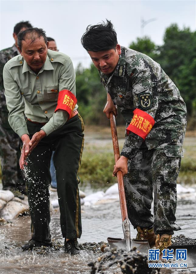(防汛抗洪·圖文互動)(1)長江大堤上的“父子之約”