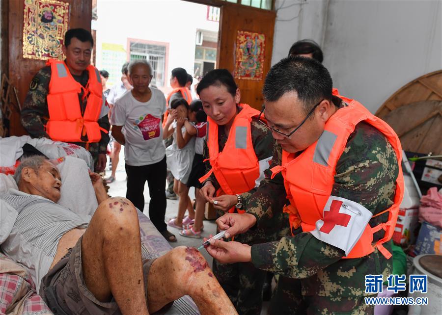 (防汛抗洪·圖文互動)(5)穿梭“孤島”的火箭軍醫(yī)療隊