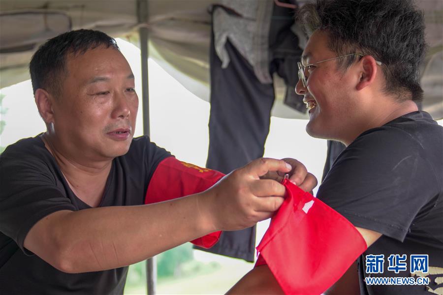 （新華全媒頭條&middot;圖文互動(dòng)）（9）青春出列&mdash;&mdash;暴雨洪峰中的熱血成人禮