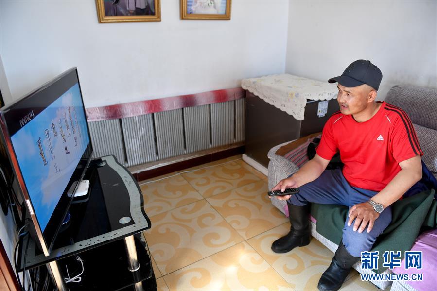 （走向我們的小康生活&middot;圖文互動(dòng)）（3）草原有了網(wǎng)，手機(jī)能放羊&mdash;&mdash;看呼倫貝爾大草原牧民生活變了樣 