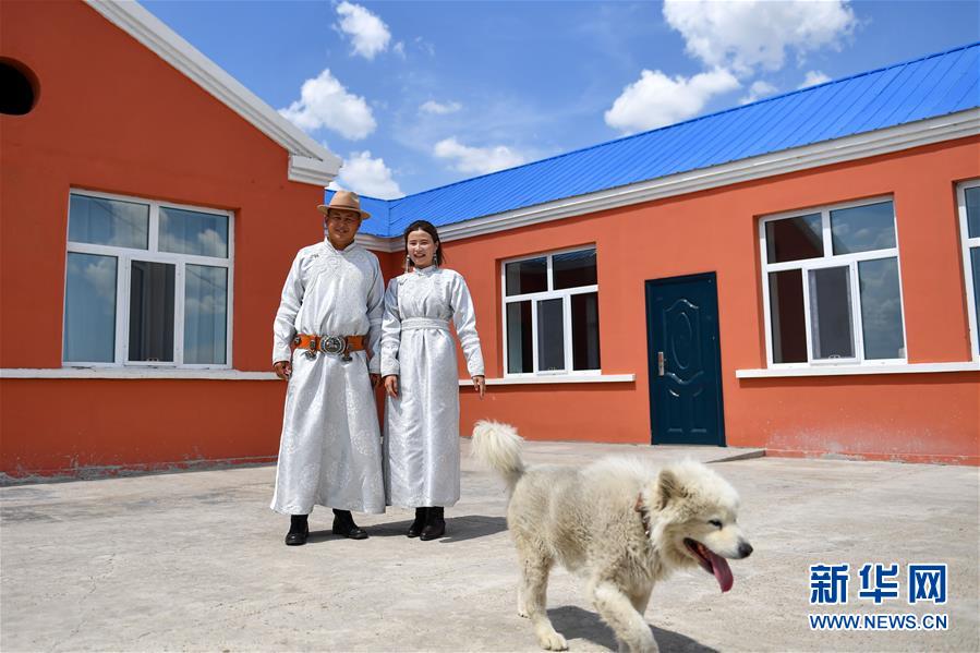 （走向我們的小康生活&middot;圖文互動(dòng)）（6）草原有了網(wǎng)，手機(jī)能放羊&mdash;&mdash;看呼倫貝爾大草原牧民生活變了樣 