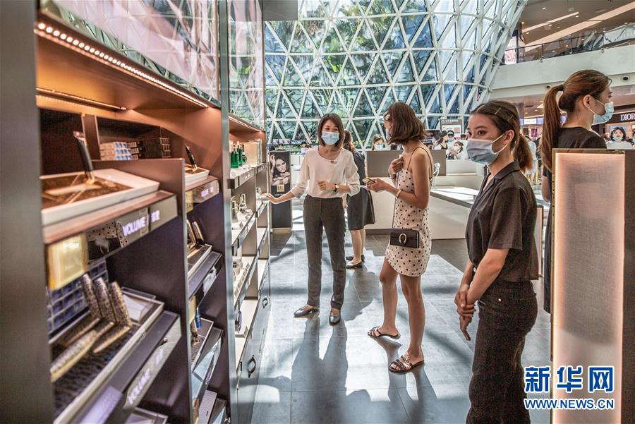 (在習(xí)近平新時(shí)代中國(guó)特色社會(huì)主義思想指引下——新時(shí)代新作為新篇章·習(xí)近平總書(shū)記關(guān)切事·圖文互動(dòng))(12)感受開(kāi)放新魅力——海南自由貿(mào)易港建設(shè)開(kāi)局觀察