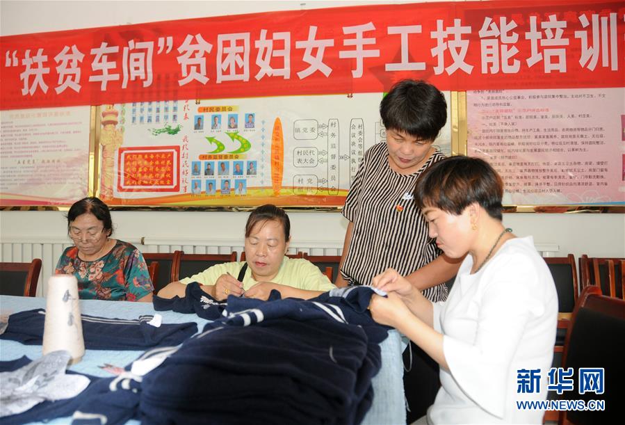 （決戰(zhàn)決勝脫貧攻堅(jiān)&middot;圖文互動(dòng)）（1）內(nèi)蒙古河套：一雙巧手、一副棒針、一團(tuán)毛線(xiàn)打造貧困戶(hù)&ldquo;炕頭經(jīng)濟(jì)&rdquo;