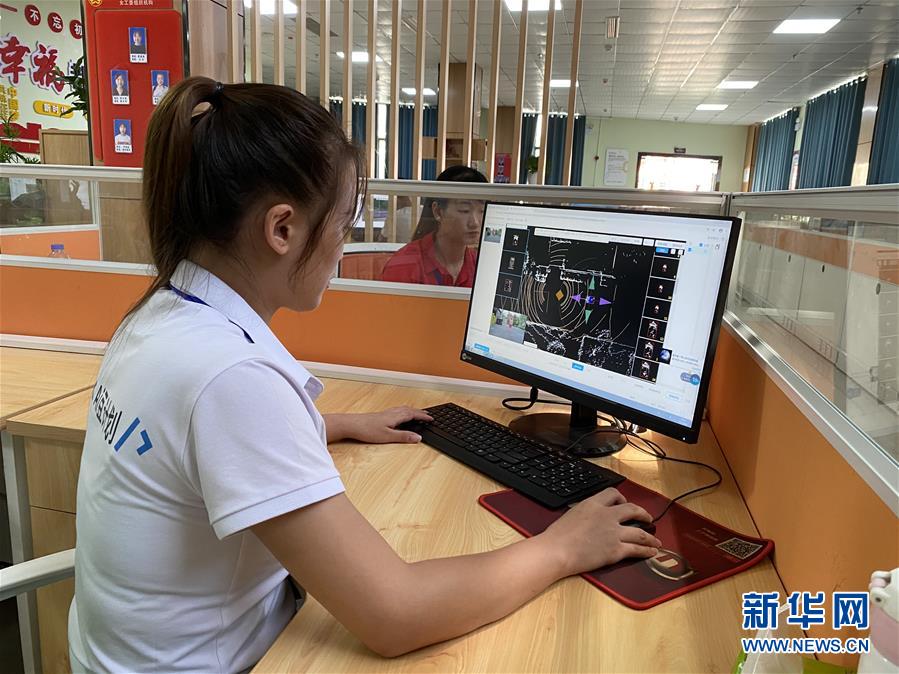 (落實(shí)“六穩(wěn)”“六保”一線(xiàn)見(jiàn)聞·圖文互動(dòng))(2)易地搬遷戶(hù)有了新身份——貴州萬(wàn)山扶貧安置點(diǎn)巧打“就業(yè)牌”