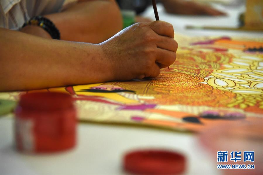 (走向我們的小康生活·圖文互動(dòng))(2)放下鋤頭拿畫(huà)筆——山東青州農(nóng)民畫(huà)繪出美好新生活