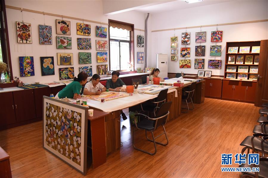 (走向我們的小康生活·圖文互動(dòng))(3)放下鋤頭拿畫(huà)筆——山東青州農(nóng)民畫(huà)繪出美好新生活