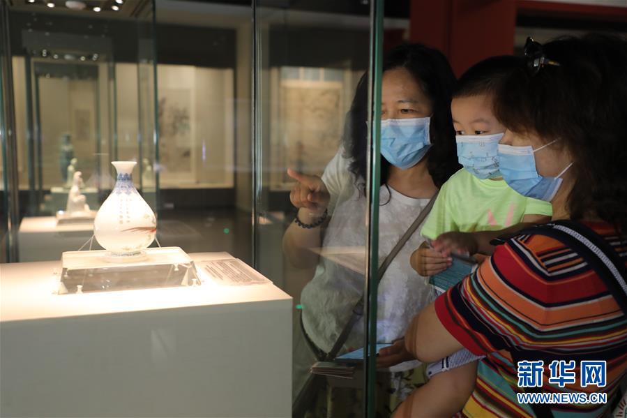 (文化視點(diǎn)·聽(tīng)文物講故事·圖文互動(dòng))(1)琺瑯彩玉壺春瓶:乾隆皇帝甄選 成就舉世孤品