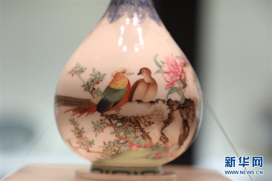 (文化視點(diǎn)·聽(tīng)文物講故事·圖文互動(dòng))(3)琺瑯彩玉壺春瓶:乾隆皇帝甄選 成就舉世孤品