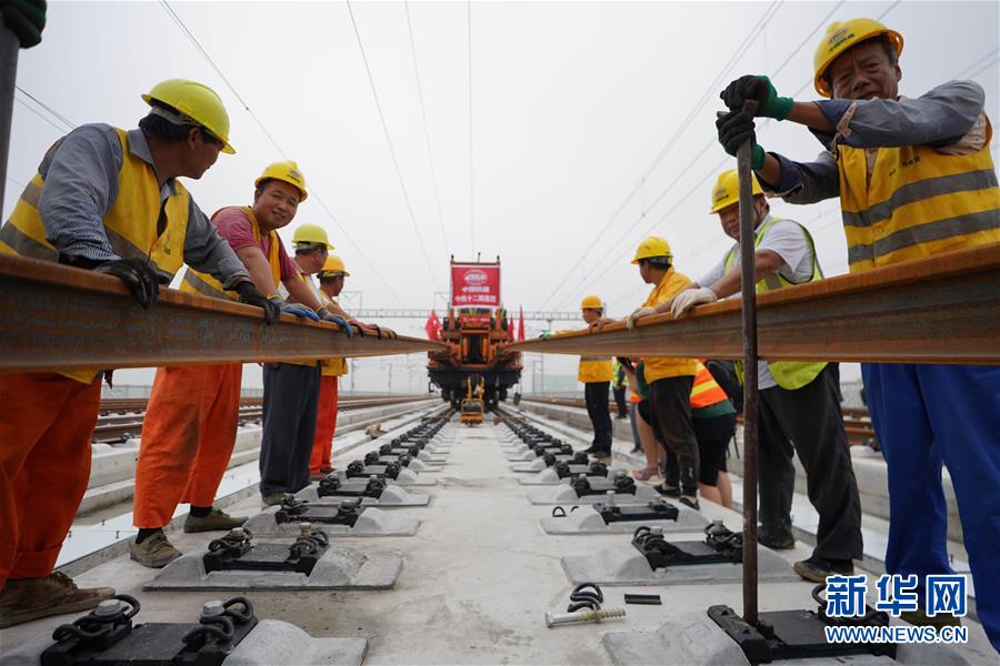 (新華全媒頭條·圖文互動)(3)“1毫米”之內(nèi)的智慧與引領——寫在智能高鐵京雄城際全線軌道貫通之際