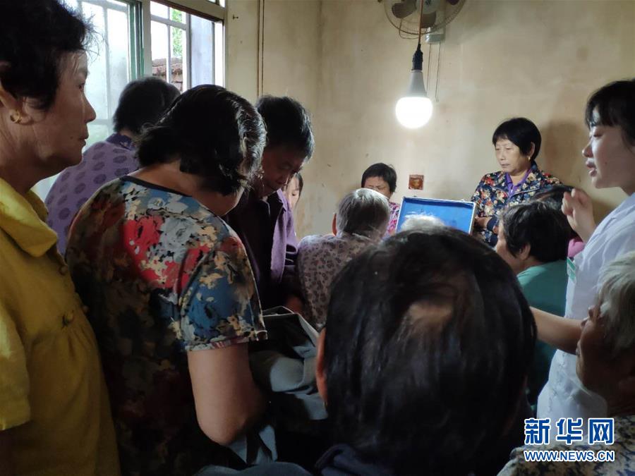 (總書記推動的改革身邊事·醫(yī)療改革篇·圖文互動)(2)特寫:“坐堂醫(yī)生”變身“健康管家”——一個(gè)鄉(xiāng)鎮(zhèn)家庭醫(yī)生團(tuán)隊(duì)的診療記錄