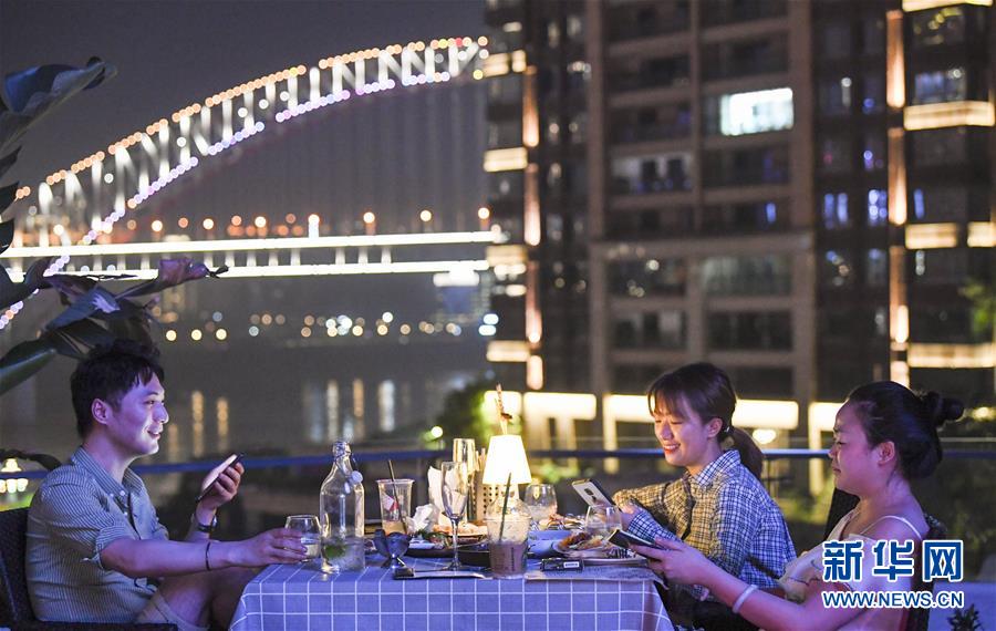 (新華全媒頭條·走向我們的小康生活·圖文互動)(12)大城大鄉(xiāng)的“幸福協(xié)奏曲”——重慶推動高質(zhì)量發(fā)展創(chuàng)造高品質(zhì)生活紀事