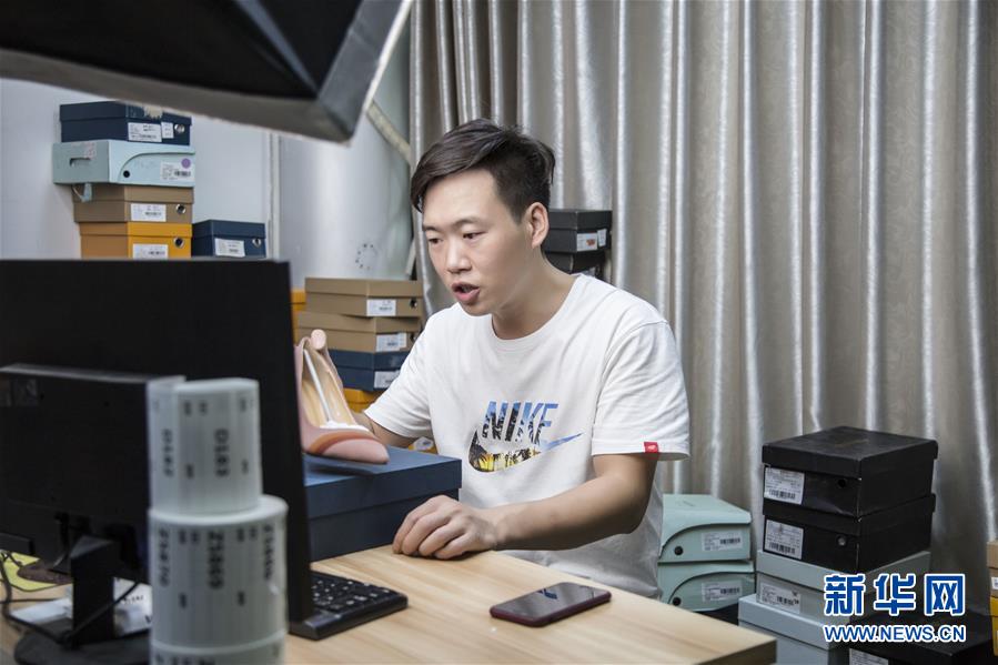 (總書記推動(dòng)的改革身邊事·就業(yè)創(chuàng)業(yè)改革篇·圖文互動(dòng))(1)特寫:“網(wǎng)絡(luò)主播背后是轟鳴的工廠”——聆聽經(jīng)濟(jì)復(fù)蘇的新訊號(hào)