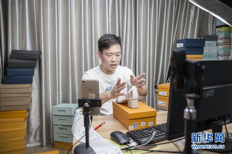 (總書記推動(dòng)的改革身邊事·就業(yè)創(chuàng)業(yè)改革篇·圖文互動(dòng))(2)特寫:“網(wǎng)絡(luò)主播背后是轟鳴的工廠”——聆聽經(jīng)濟(jì)復(fù)蘇的新訊號(hào)