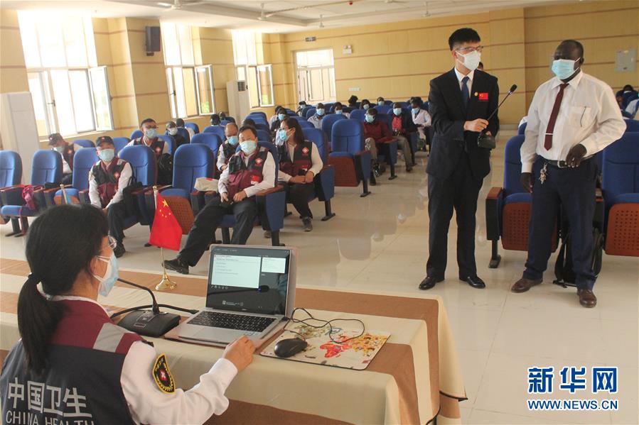 (國(guó)際·圖文互動(dòng))(1)中國(guó)抗疫醫(yī)療專家組對(duì)南蘇丹疫情防控人員開(kāi)展培訓(xùn)