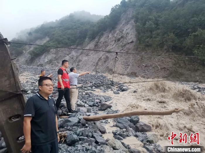 工作人員正在查勘泥石流災情?！ソ?攝