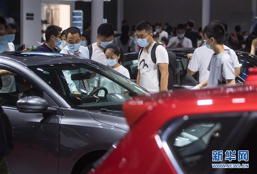 (在習(xí)近平新時(shí)代中國(guó)特色社會(huì)主義思想指引下——新時(shí)代新作為新篇章·習(xí)近平總書記關(guān)切事·圖文互動(dòng))(2)消費(fèi)回暖市聲新——內(nèi)需動(dòng)力不斷釋放的市場(chǎng)觀察