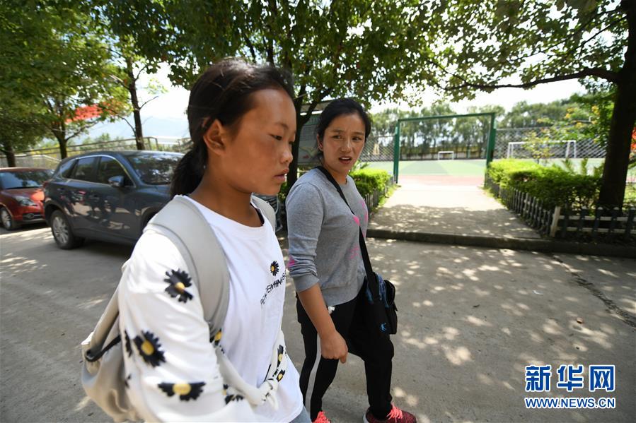 （熱點(diǎn)鮮報(bào)&middot;圖文互動(dòng)）（1）為了大涼山的下一代，她奔赴在助學(xué)路上