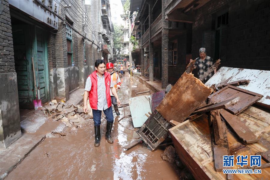 （在習(xí)近平新時代中國特色社會主義思想指引下&mdash;&mdash;新時代新作為新篇章&middot;習(xí)近平總書記關(guān)切事&middot;圖文互動）（4）洪峰浪尖，鮮紅的黨旗高高飄揚(yáng)&mdash;&mdash;記防汛抗洪一線的共產(chǎn)黨員
