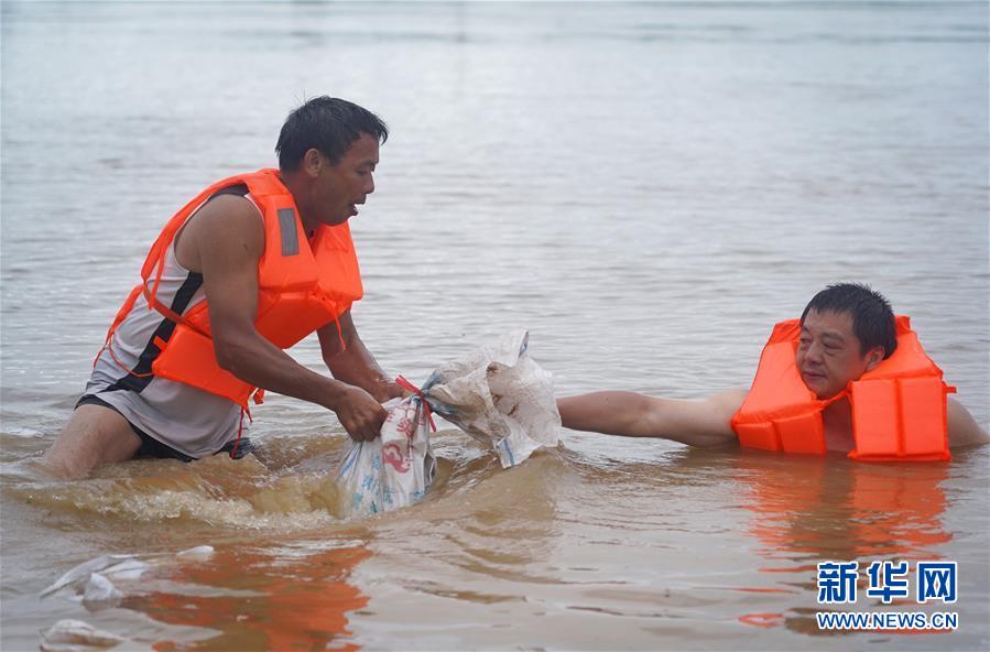 （在習(xí)近平新時代中國特色社會主義思想指引下&mdash;&mdash;新時代新作為新篇章&middot;習(xí)近平總書記關(guān)切事&middot;圖文互動）（5）洪峰浪尖，鮮紅的黨旗高高飄揚(yáng)&mdash;&mdash;記防汛抗洪一線的共產(chǎn)黨員