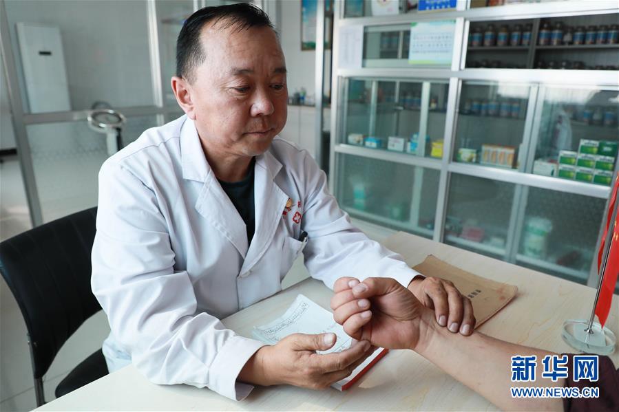 (圖文互動(dòng))(4)村醫(yī)斗拉加的堅(jiān)守