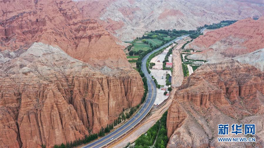 (新華全媒頭條·走向我們的小康生活·決戰(zhàn)決勝脫貧攻堅(jiān)·圖文互動(dòng))(8)高原上綻放的光芒——來自青海攻克深度貧困堡壘的故事