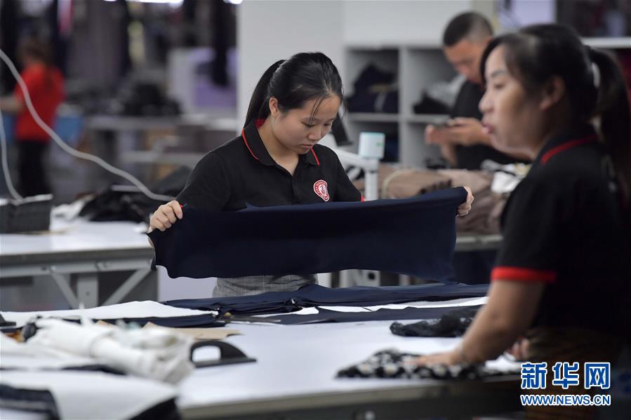 （走向我們的小康生活&middot;圖文互動(dòng)）（3）&ldquo;一件衣裳&rdquo;，藏著脫貧致富新天地