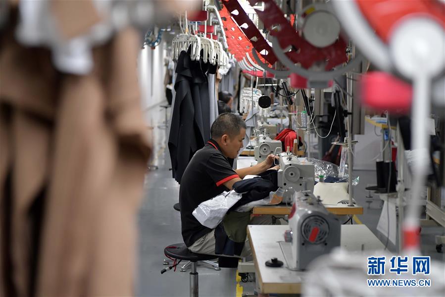 （走向我們的小康生活&middot;圖文互動(dòng)）（4）&ldquo;一件衣裳&rdquo;，藏著脫貧致富新天地