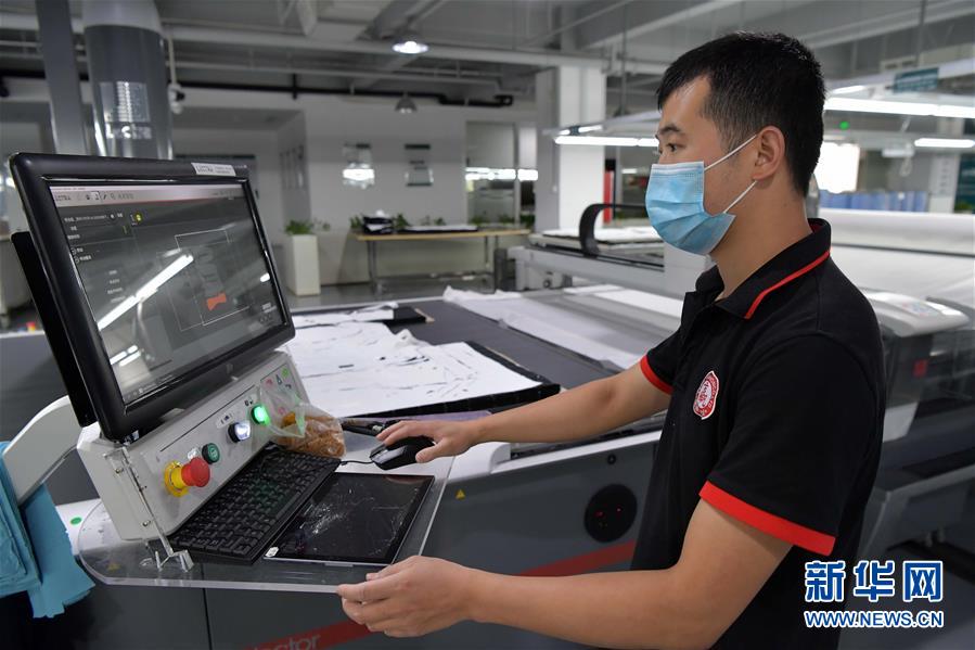 （走向我們的小康生活&middot;圖文互動(dòng)）（6）&ldquo;一件衣裳&rdquo;，藏著脫貧致富新天地