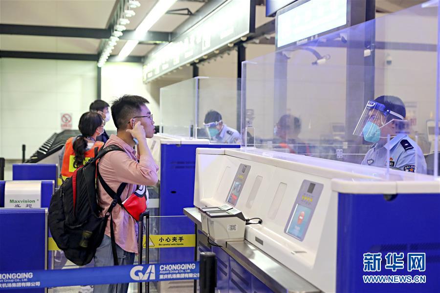 (圖文互動)(2)國內(nèi)航空公司執(zhí)飛的首條國際復(fù)學(xué)包機(jī)航線在渝啟航