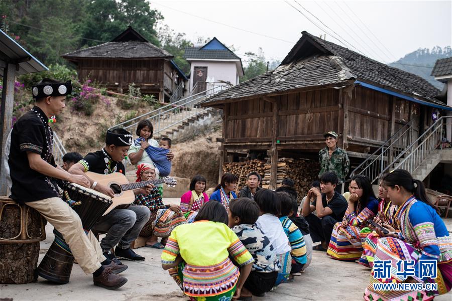 （新華全媒頭條&middot;決戰(zhàn)決勝脫貧攻堅(jiān)&middot;督戰(zhàn)未摘帽貧困縣&middot;圖文互動(dòng)）（4）脫貧的歌聲&mdash;&mdash;云南直過(guò)民族和人口較少民族共入新時(shí)代