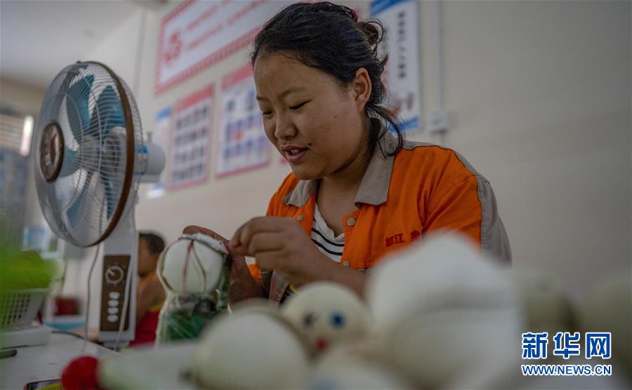 （新華全媒頭條&middot;決戰(zhàn)決勝脫貧攻堅(jiān)&middot;督戰(zhàn)未摘帽貧困縣&middot;圖文互動(dòng)）（14）脫貧的歌聲&mdash;&mdash;云南直過(guò)民族和人口較少民族共入新時(shí)代