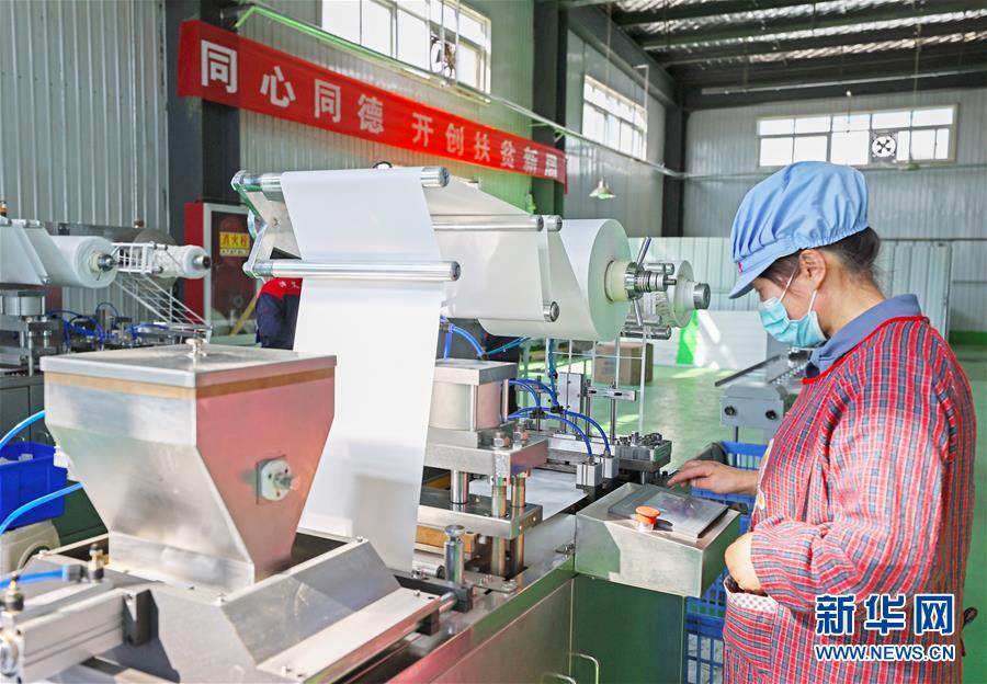 （在習近平新時代中國特色社會主義思想指引下&mdash;&mdash;新時代新作為新篇章&middot;習近平總書記關(guān)切事&middot;圖文互動）（2）&ldquo;綠色銀行&rdquo;發(fā)工資、&ldquo;股東&rdquo;分紅來敲門&hellip;&hellip;&mdash;&mdash;探索長效脫貧致富新機制見聞