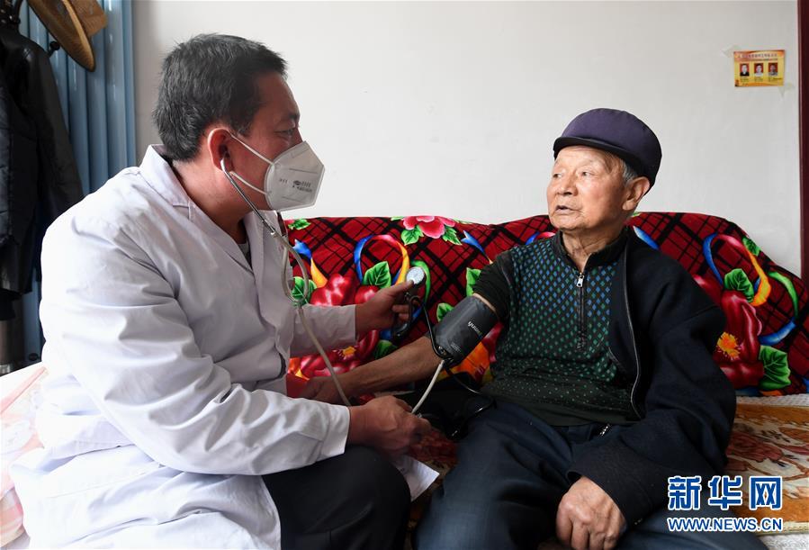 （習(xí)近平的小康故事&middot;新華網(wǎng)&middot;圖文互動）（2）&ldquo;真正解決好基層群眾看病難、看病貴問題&rdquo;&mdash;&mdash;習(xí)近平和群眾健康的故事