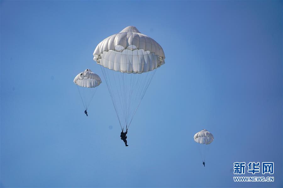 （在習(xí)近平強(qiáng)軍思想指引下&middot;我們在戰(zhàn)位報(bào)告&middot;圖文互動）（2）朵朵傘花綻放，勝戰(zhàn)精兵天降&mdash;&mdash;空降兵部隊(duì)某旅教導(dǎo)員余海龍帶領(lǐng)官兵傳承黃繼光精神記事