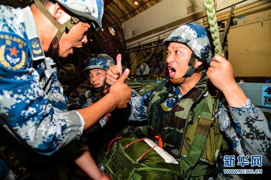 （在習(xí)近平強(qiáng)軍思想指引下&middot;我們在戰(zhàn)位報(bào)告&middot;圖文互動）（3）朵朵傘花綻放，勝戰(zhàn)精兵天降&mdash;&mdash;空降兵部隊(duì)某旅教導(dǎo)員余海龍帶領(lǐng)官兵傳承黃繼光精神記事