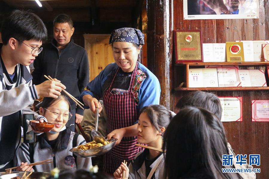 （在習(xí)近平新時(shí)代中國(guó)特色社會(huì)主義思想指引下&mdash;&mdash;新時(shí)代新作為新篇章&middot;習(xí)近平總書(shū)記關(guān)切事&middot;圖文互動(dòng)）（4）精準(zhǔn)扶貧7年，十八洞村&ldquo;長(zhǎng)&rdquo;出10余種新職業(yè)