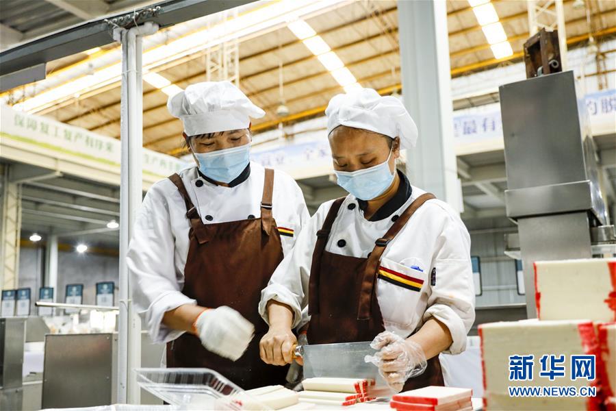 (新華全媒頭條·兩會特別報道)(7)攻堅克難贏未來——從政府工作報告看2020年中國發(fā)展走向