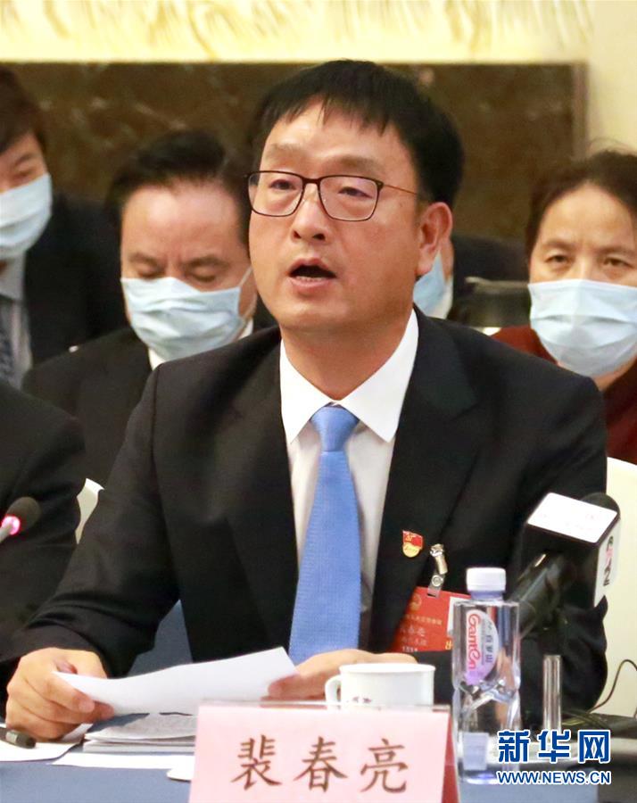 （兩會&middot;熱點畫報）（7）代表委員建言統(tǒng)籌做好經(jīng)濟(jì)社會發(fā)展工作