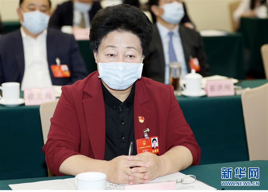 （兩會&middot;熱點(diǎn)畫報(bào)）（12）代表委員建言統(tǒng)籌做好經(jīng)濟(jì)社會發(fā)展工作