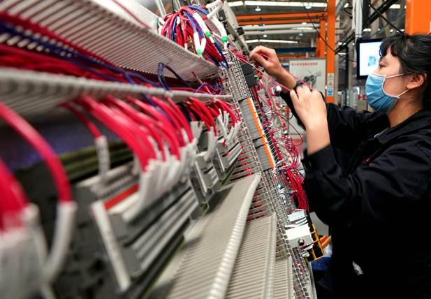 4月21日，在位于河南省許昌市的許繼電氣股份有限公司內(nèi)，工作人員在生產(chǎn)線上作業(yè)。新華社記者李安攝