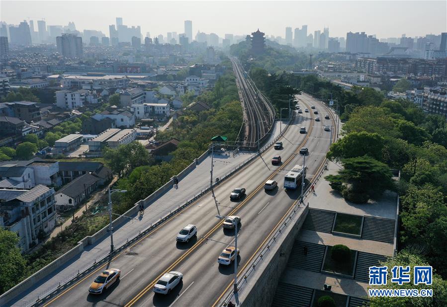 （新華全媒頭條&middot;圖文互動(dòng)）（13）從人民中汲取磅礴力量&mdash;&mdash;習(xí)近平總書記同出席2020年全國(guó)兩會(huì)人大代表、政協(xié)委員共商國(guó)是紀(jì)實(shí)