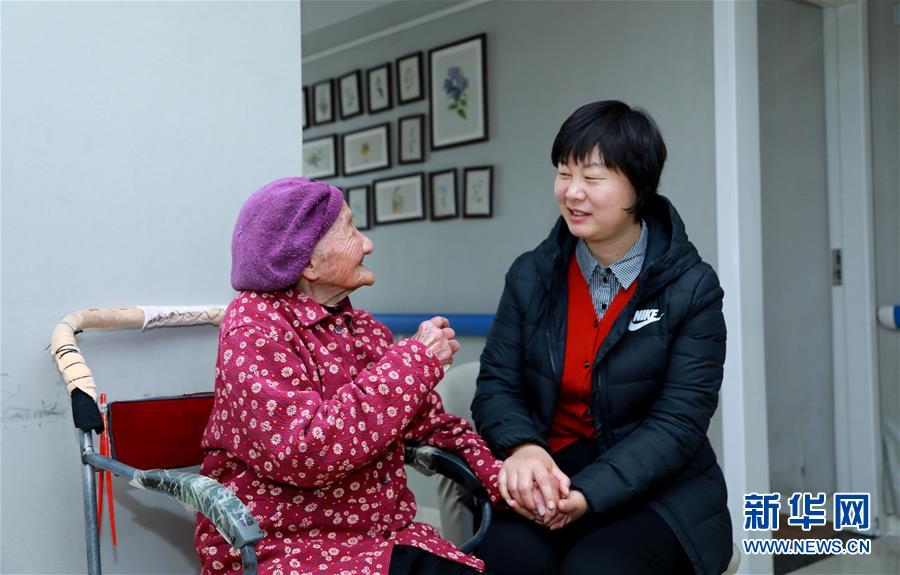 (新時(shí)代優(yōu)秀縣委書記風(fēng)采·圖文互動(dòng))(1)吳海燕:向百姓交一份無悔的答卷