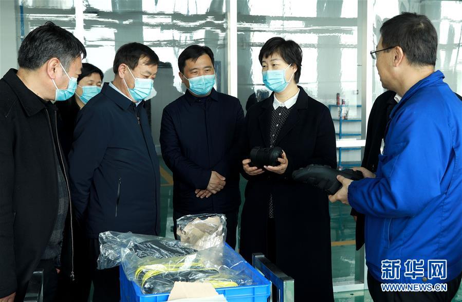 (新時(shí)代優(yōu)秀縣委書記風(fēng)采·圖文互動(dòng))(2)吳海燕:向百姓交一份無悔的答卷