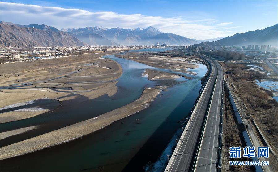 （兩會前夕看落實(shí)&middot;圖文互動）（2）格?；ㄩ_ 幸福路寬&mdash;&mdash;西藏落實(shí)習(xí)近平總書記全國兩會重要講話精神紀(jì)實(shí)